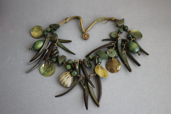 Image 1 of Opvallende halsketting, groene houten schelpen, extravagant, modern, handgemaakt
