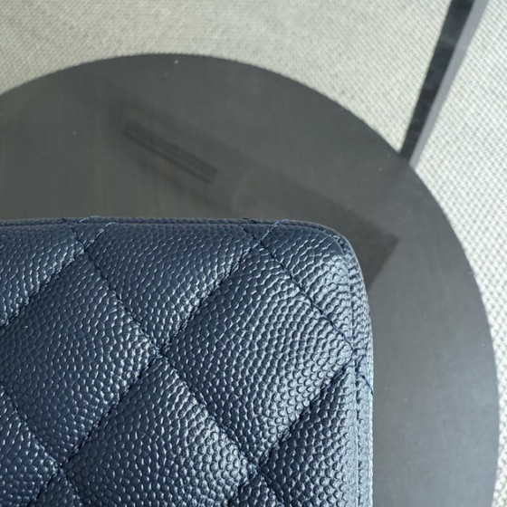 Image 1 of Borsa Chanel Classic Flap Medium - Caviar 25CM trapuntata blu scuro, finiture oro chiaro, serie 26
