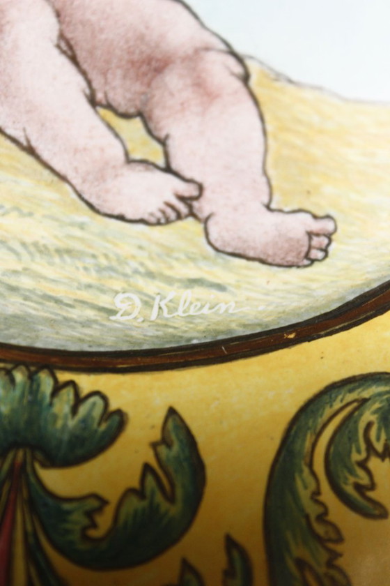 Vecchio piatto decorativo in maiolica con decoro bambino e corona d'alloro, firmato – Oggetti decorativi (photo 4 of 8)