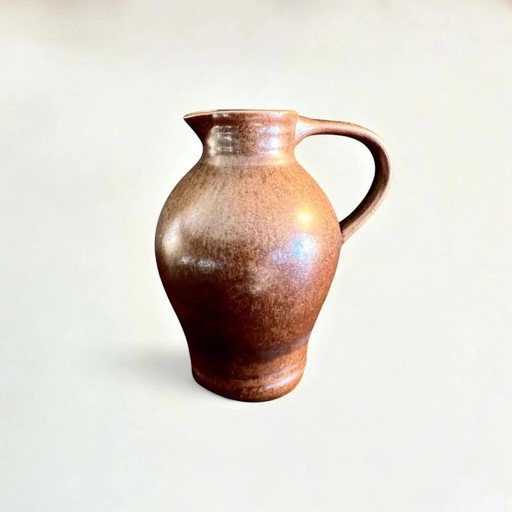 Pichet en grès brutaliste Sgrafo Modern marron de 19 cm en très bon état, estampillé et signé. Des années 60/70.
