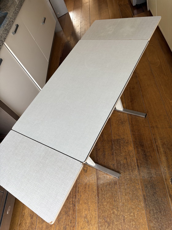 Image 1 of Table de cuisine en formica 1979