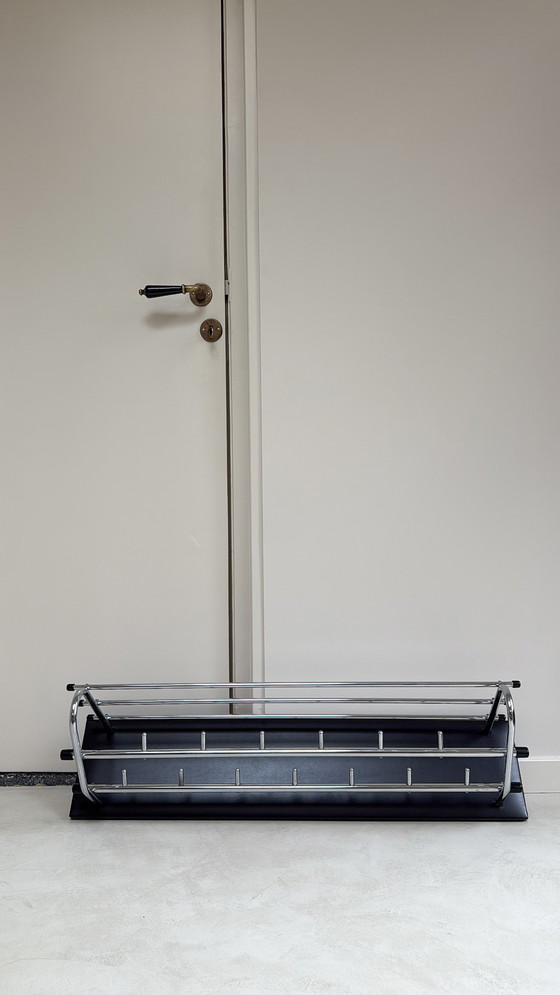 Image 1 of Perchero de pared de los años sesenta con estructura tubular cromada y tapizado de polipiel negra.