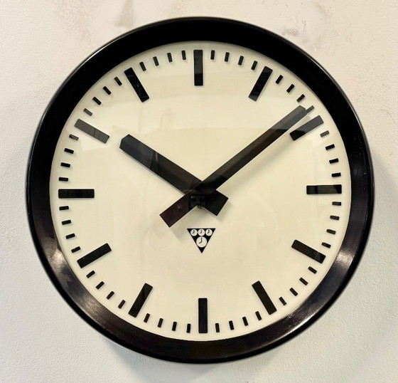 Image 1 of Industriële bakelieten fabriekswandklok van Pragotron, jaren 60