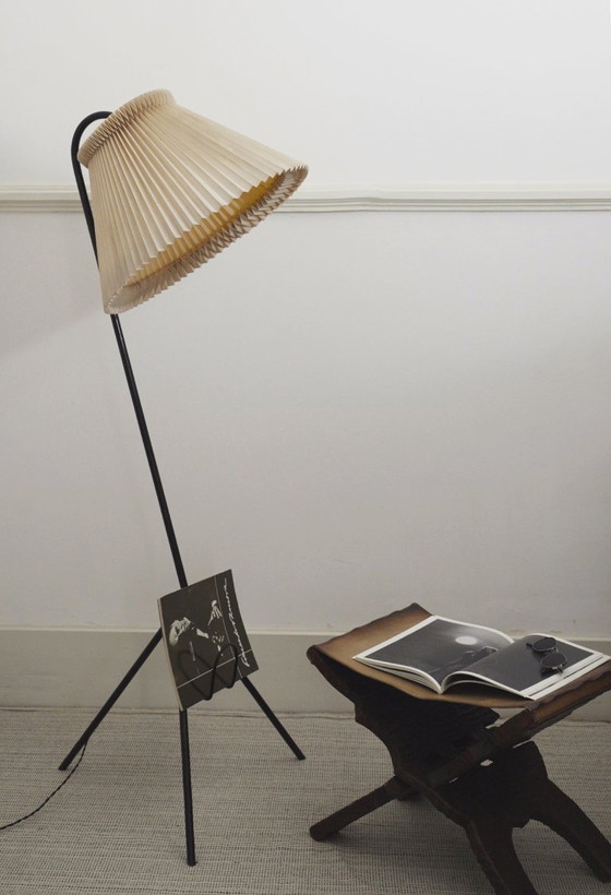 Image 1 of Vintage Le Klint vloerlamp met originele handgevouwen geplooide acrylkap, Deense mid-century moderne leeslamp met magazijn.