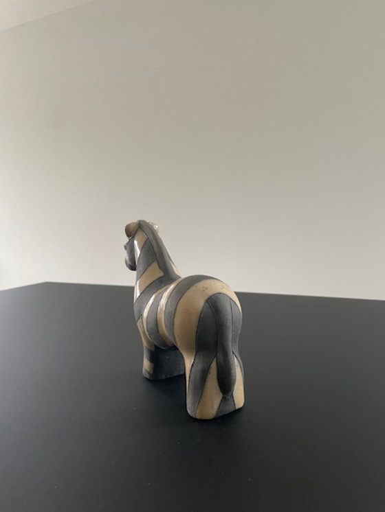 Image 1 of Estatua de cebra de cerámica raku – diseño artesanal