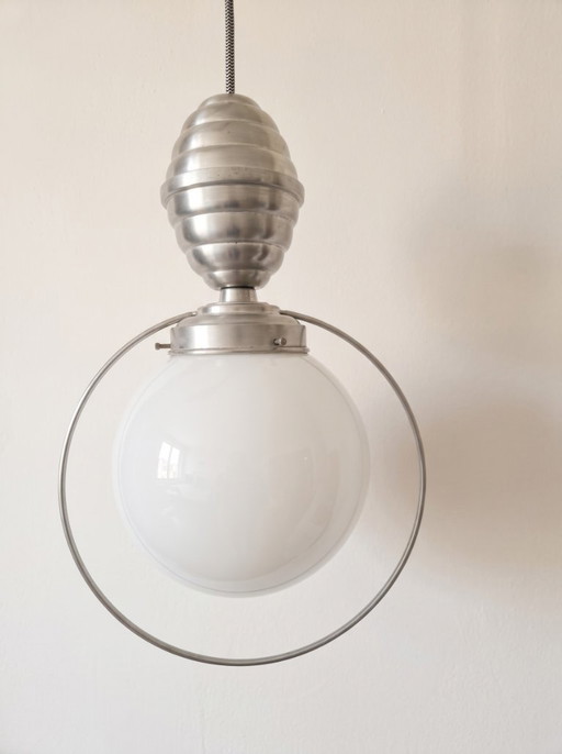 Magnífica lámpara de araña vintage de los años 50 en aluminio y globo de opalina