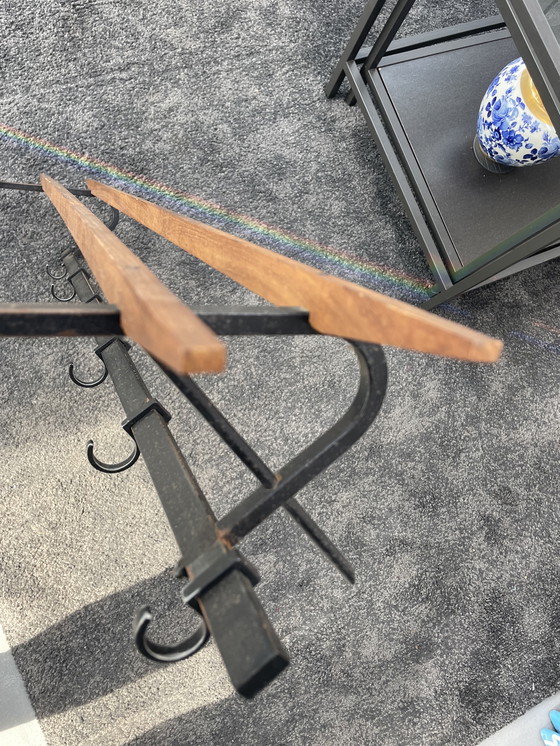 Image 1 of Appendiabiti scandinavo vintage in legno di teak e metallo degli anni '50