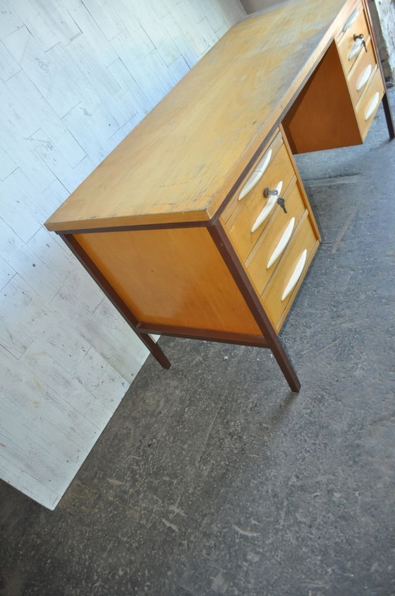 Mid-Century Hongaars Bureau – Mid Century Modern (photo 4 of 8)