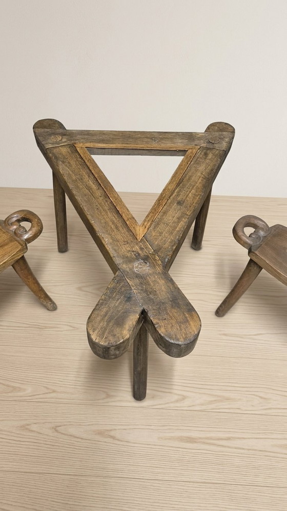 Vintage Sculptural Wooden Table and Two Chairs, Hand-Carved Loop Backrests, 75 × 70 × 56 cm – Consoles (photo 6 of 16)