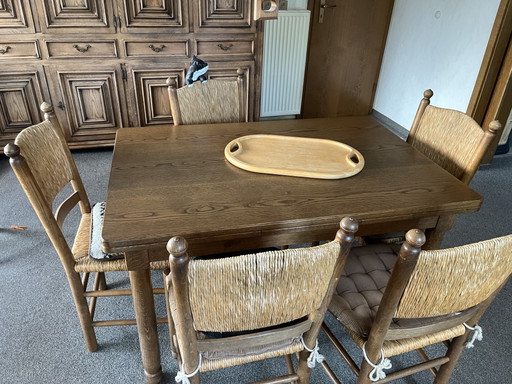 Rieten stoelen met eettafel
