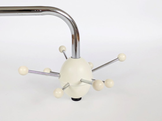 Image 1 of Porte-manteau vintage Spoutnik de l'ère spatiale, patère murale atomique en plastique chromé et crème, années 1970