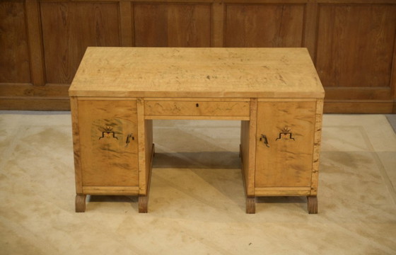 Image 1 of Engels bureau van berkenhout met inlegwerk in bijenmotief, jaren 1950