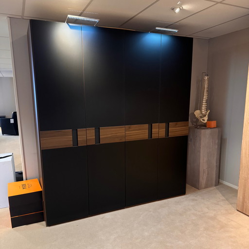 Armadio decorativo Rauch con porta girevole a 4 ante 5B