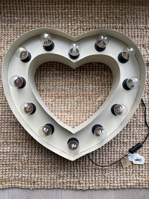 Lámpara de pared vintage de metal con forma de corazón de la India.