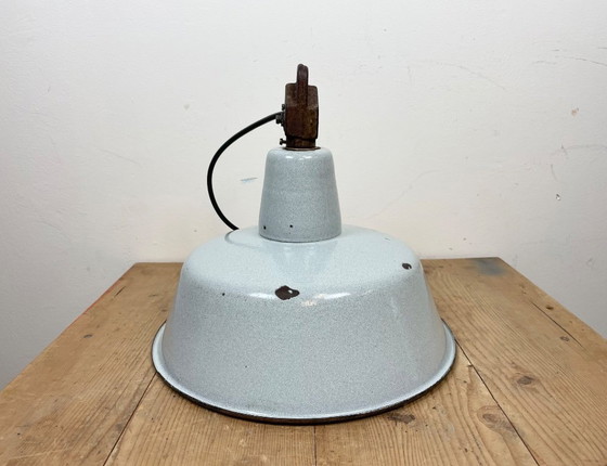 Image 1 of Lampe industrielle en émail gris avec abat-jour en fonte, années 1960