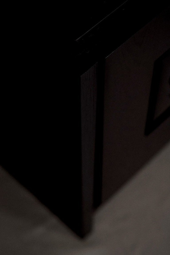 Image 1 of Laag brutalistisch dressoir in zwart eiken