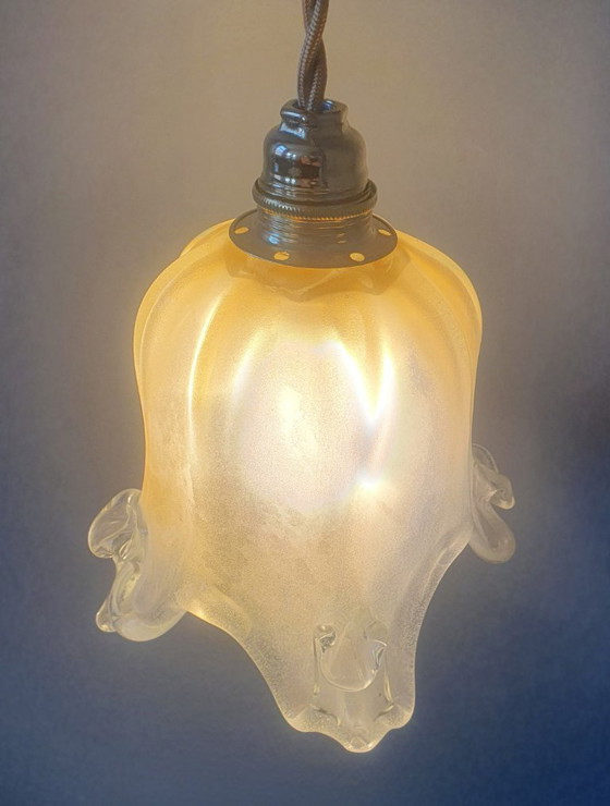 Image 1 of Lampada a sospensione vintage in Murano dalla forma a campana morbida e ondulata.