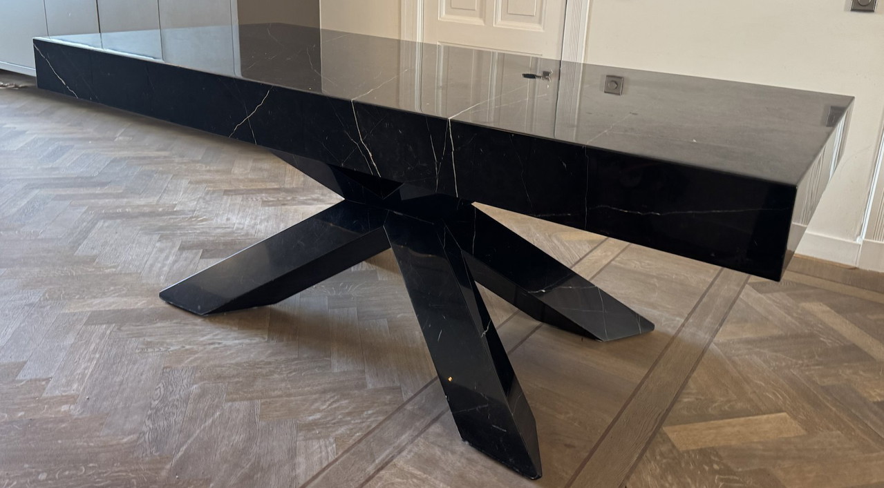 Mesa de mármol negro Timothy Oulton