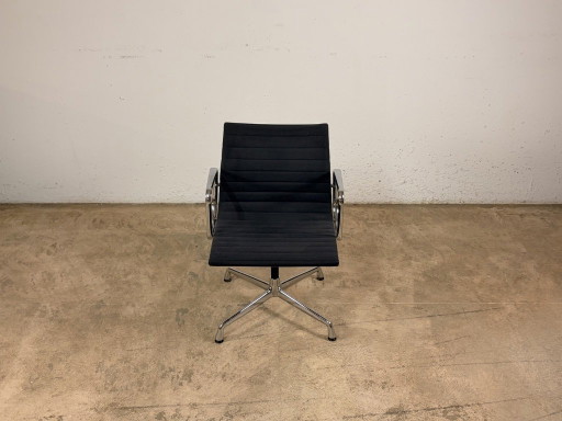 Vitra Aluminium Chair EA 108, entworfen von Charles & Ray Eames