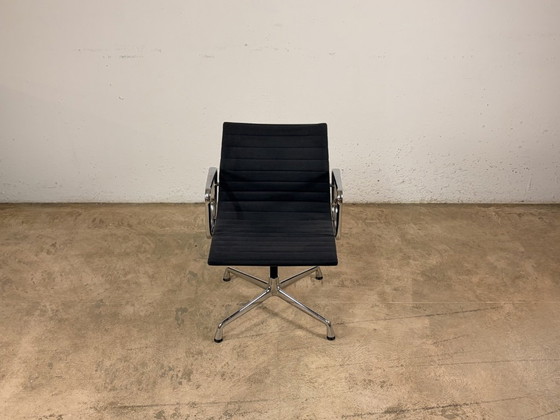 Image 1 of Sedia Vitra in alluminio EA 108, progettata da Charles e Ray Eames.