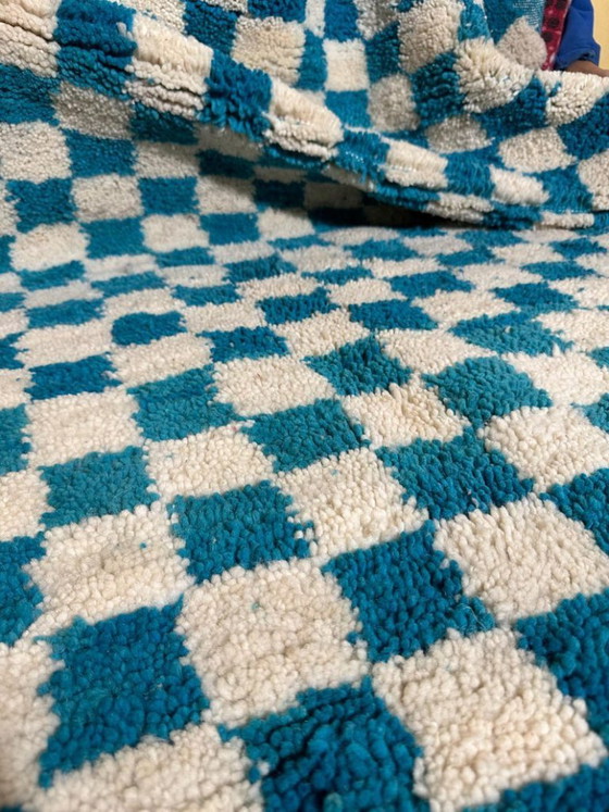 Image 1 of Tapis marocain moderne à carreaux bleus et crème 300 x 200 cm – Dimensions sur mesure