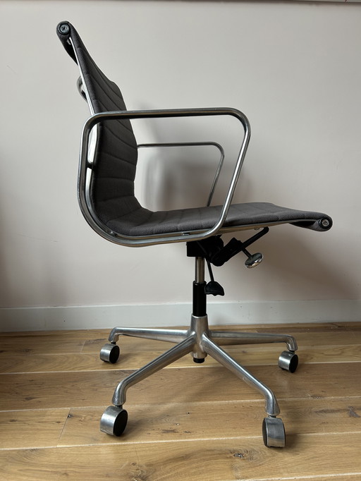 Chaise Eames en aluminium Vitra