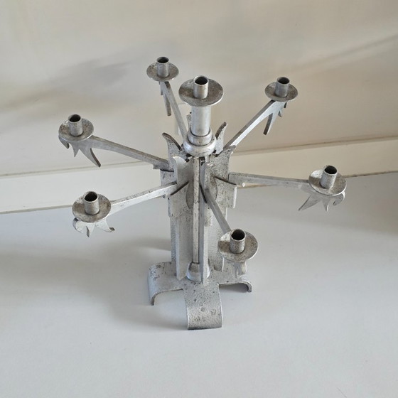 Image 1 of Set van 2 unieke grote vintage brutalistische aluminium kandelaars — toegeschreven aan Helmut Schluter — 7 kaarsen — Duitsland 