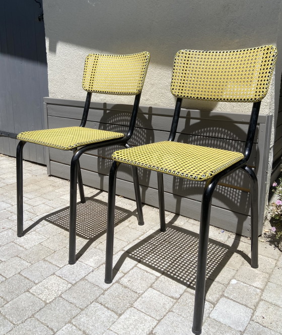 Image 1 of Een paar Art Prog-stoelen – Geel geweven plastic en zwart staal – Frankrijk, jaren 1950