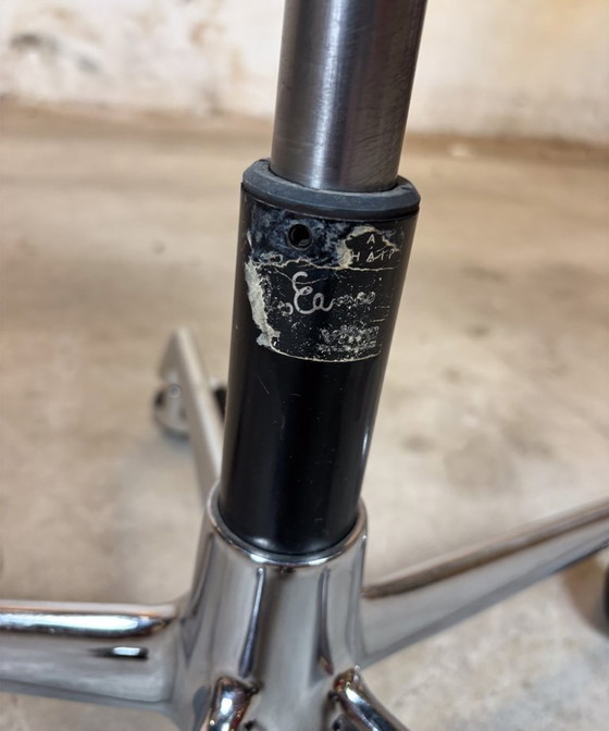 Image 1 of Vitra EA 119 Charles & Ray Eames Piel, Aluminio - Negro - Silla de oficina, Silla de diseño