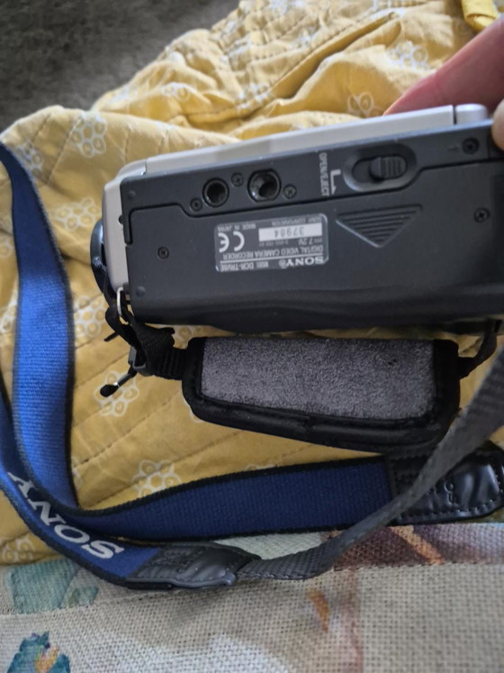 Sony Handycam – Cadeaux, Metal, Plastic (photo 3 of 14)