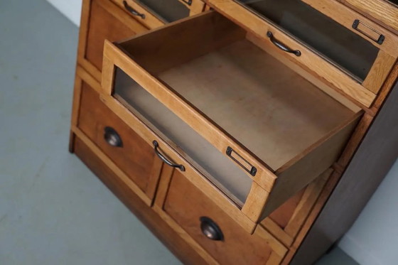 Image 1 of Vitrina inglesa de mercería con cajones con frente de cristal, circa 1930