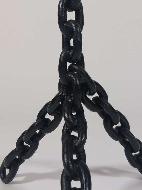 Candelabro da terra in stile brutalista con catena nera vintage. – Portacandele, Metal (photo 7 of 8)