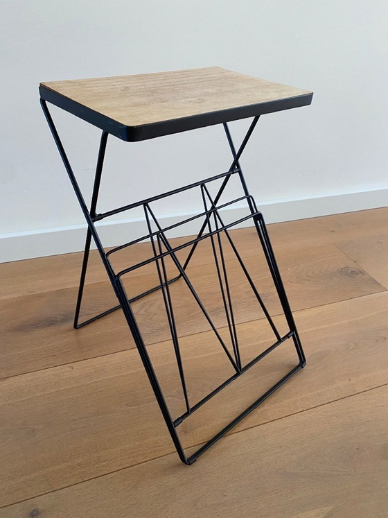 Image 1 of Tavolino pieghevole vintage con portariviste degli anni '60.