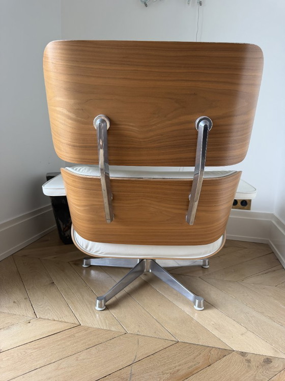 Lounge Chair e Ottoman, pelle bianca e legno, Eames lounge chair, Poltrone, Bianco, Mid Century Modern (foto 4 di 5)