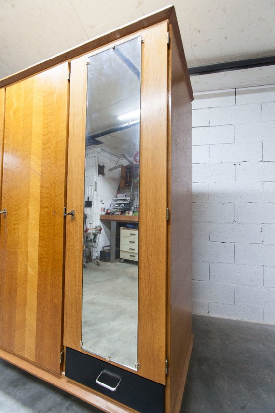 Image 1 of Französischer Kleiderschrank mit geschwungenen Beinen, 3 Türen, 1 Spiegel (27 x 130 cm) und 1 Schublade