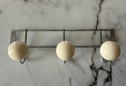Ball-shaped coat rack with 3 hooks