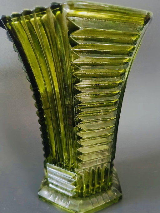 Ikonische Art Deco 'Wolkenkratzer' Vase | Grünes Pressglas | Tschechische Republik, ca. 1930er Jahre
