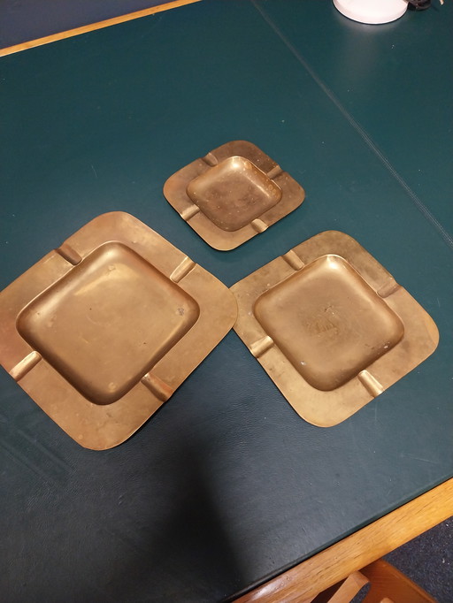 Ensemble de 3 cendriers en laiton des années 1970, de 28, 24 et 18 cm.