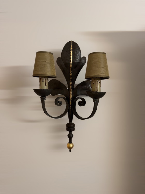 Image 1 of Gran aplique de pared de hierro forjado con flor de lis de la década de 1960