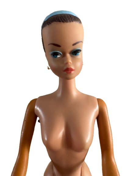 Barbie vintage avec plein de vêtements