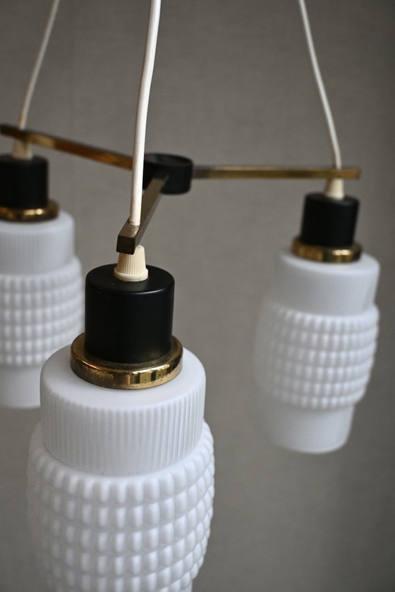 Image 1 of Lámpara colgante de los años 60, cristal opalino/latón/geometría