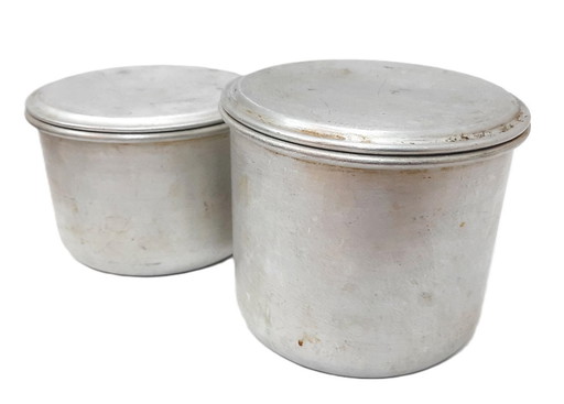 Recipientes de aluminio antiguos para almacenar alimentos
