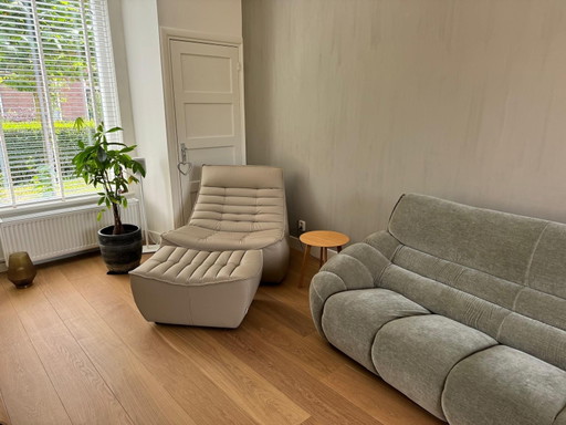 Sillón de cuero Calia Italia Foxtrot con otomana y sofá Calia Italia Daisy