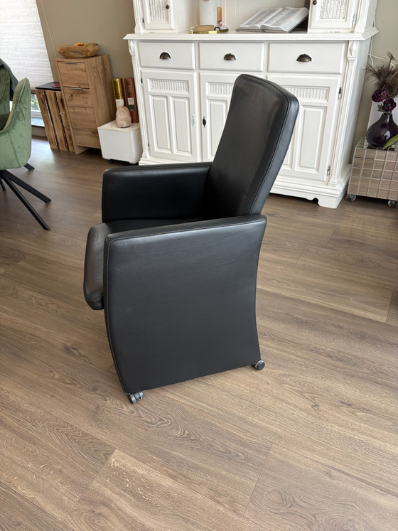 Image 1 of 4 sillas de diseño de cuero negro de la marca Sijben con ruedas.