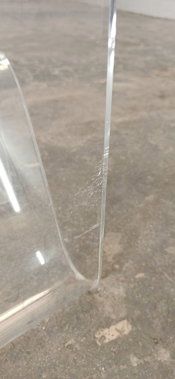 Image 1 of Table d'appoint vintage en plexiglas avec porte-revues