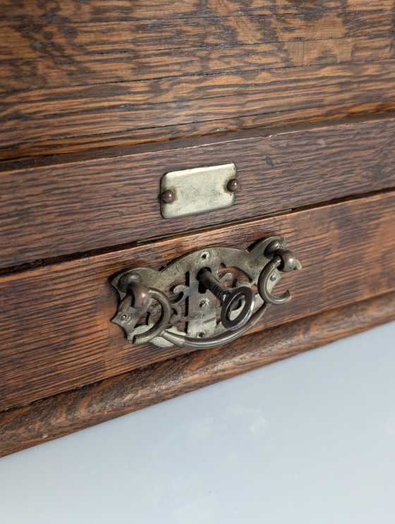 Image 1 of Mobiletto da scrittura vittoriano in quercia con tamburo automatico, XIX secolo