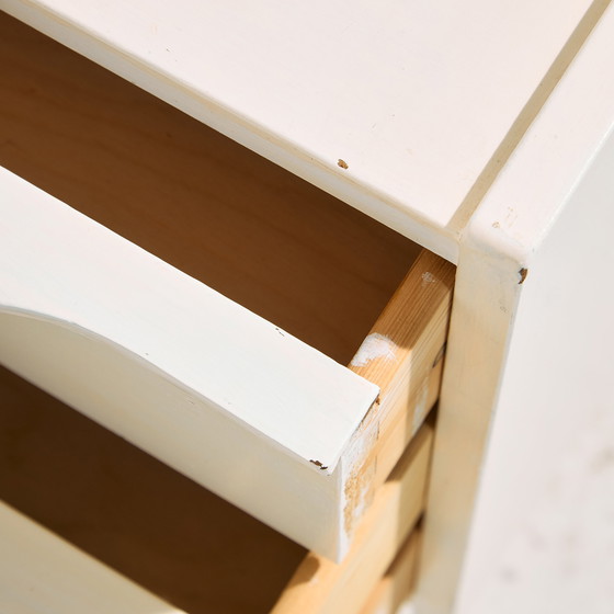 Image 1 of Mk9920 Table de nuit peinte en blanc avec trois tiroirs