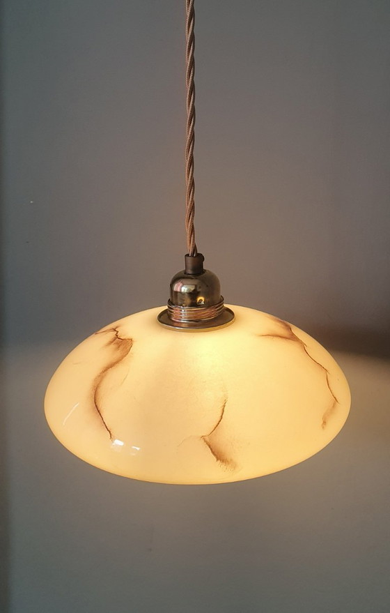 Image 1 of Lampada a sospensione vintage in vetro opalino effetto marmo, in stile Art Déco.