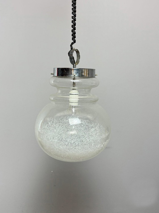 Grande suspension design, verre blanc à motif moucheté et structure chromée, années 1960 – Lampes, Glass (photo 3 of 9)