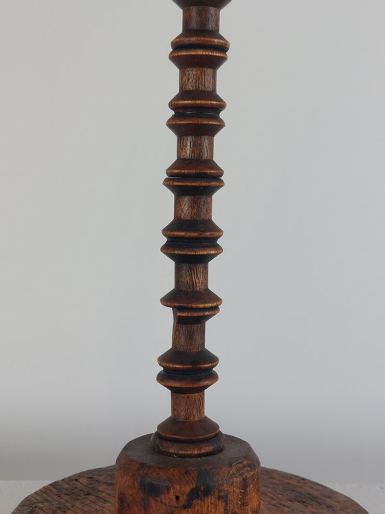 Image 1 of Candeliere antico in legno, rocchetti di filo, arte popolare, patina